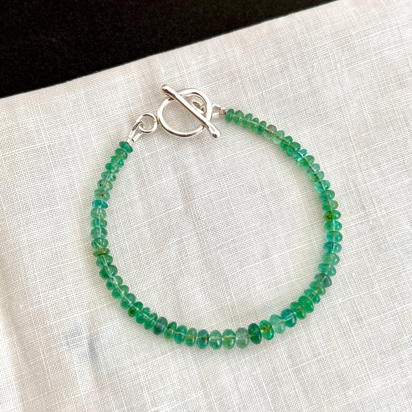 Natural Emerald Radiance Bracelet – Vivid Green Gemstones with Argentium Silver Toggle