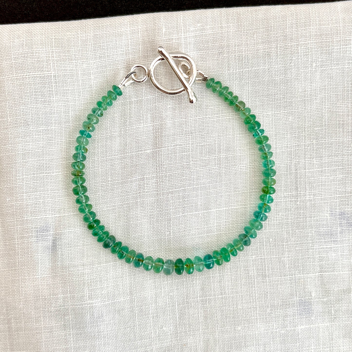 Natural Emerald Radiance Bracelet – Vivid Green Gemstones with Argentium Silver Toggle