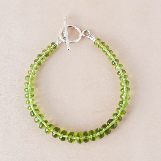The Verdant Rhythm Bracelet – Glassy Smooth Graduated Peridot & Fused Argentium