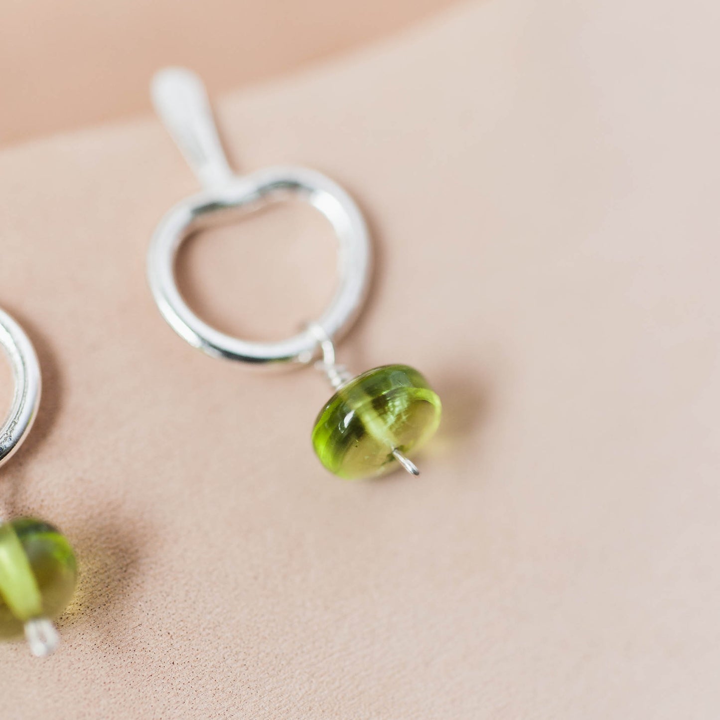 The Verdant Clarity Stud Earrings – Glassy Smooth Peridot & Fused Argentium